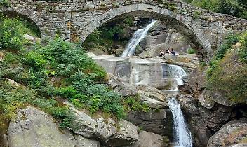 Fondo, la valle che nutre l’anima: in autunno torna la NutriTrek tra pietra, acqua e consapevolezza