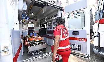 Moto sorpassa mentre l’auto svolta: donna incastrata sotto il guardrail e gravissima al CTO