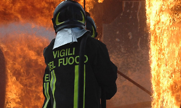 Incendio nella notte: in fiamme un deposito vicino alle case