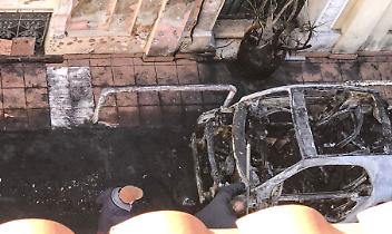 Moncalieri, auto in fiamme
