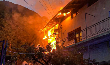 Tetto in fiamme, paura in Valle: vigili del fuoco al lavoro per ore