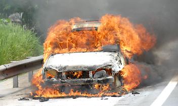 Auto prende fuoco 