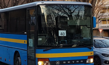 Autobus bloccato e autista minacciato: panico a bordo in piazza Bengasi