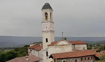 Fulmine ferma l'orologio del campanile: rintocchi fermi, polemiche accese