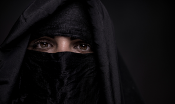 In un piccolo comune del vercellese il burqa diventa fuorilegge: multa fino a 300 euro per chi “non si fa riconoscere”