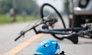Castellamonte, ciclista tedesca si schianta contro il cemento: elitrasportata al Cto