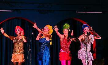 Drag queen, piatti regionali e revival anni ’90