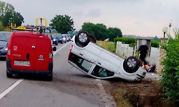 Auto finisce fuori strada a Cambiano. Due ragazze ferite, traffico in tilt