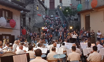 Il concerto della Banda Musicale di Fiano nella Piazzetta di Chiaves