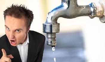 Denuncia 985 mc d'acqua mai consumati, il consorzio gestore gliela toglie: incredibile in collina!