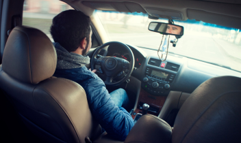 Aggressione al bar: sono passibile di reato se resto in macchina?