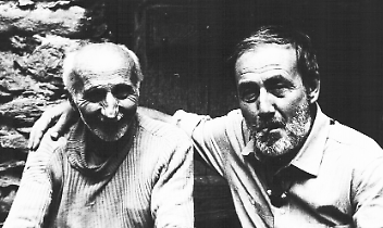 Barba Gnasi do Giardin, qui in compagnia dell’autore di queste pagine, viveva in un rustico poco distante dalla Cappella del Giardino.