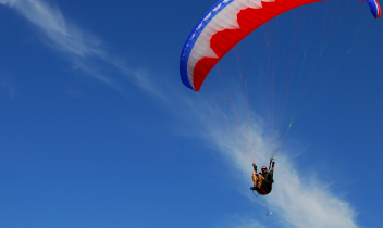 Paura in cielo: parapendista precipita nella boscaglia, è grave