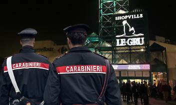 Colpo notturno al centro commerciale Le Gru: ladri in azione al negozio Cisalfa