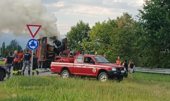 Camion in fiamme sulla 460: paura e traffico in tilt a Lombardore