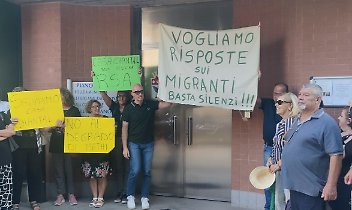 Casa Chantal: il sindaco si nasconde, la piazza esplode davanti a un Comune sbarrato