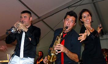 L'Orchestra Enrico Negro e la Musica dal Vivo nell'esibizione di Traves 