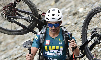 Fabio Caldaro con la bici in spalla verso la cima Rossa della Grivolaossa della 