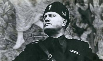 Cercava una foto d'epoca del Duce, finisce in una truffa online