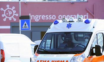 Si ribalta in un ruscello con un mini-escavatore: muore in Canavese uomo di 74 anni