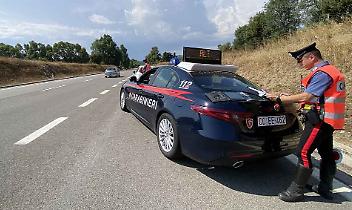 Follia in A32: auto contromano sulla corsia di sorpasso, bloccata dai Carabinieri