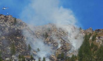 Fiamme sopra Forzo, nel Parco del Gran Paradiso: squadre a terra e elicottero in azione