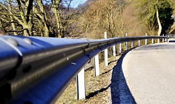 Auto sfonda il guard rail e precipita in un campo: due giovani illesi per miracolo