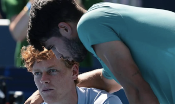 Finale choc a Cincinnati: Sinner crolla dopo 23 minuti, Alcaraz vince senza giocare