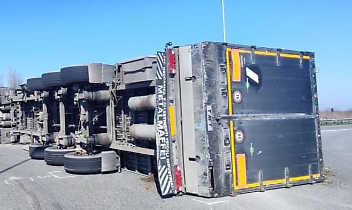 Camion si ribalta allo svincolo della Pedemontana: illeso il conducente