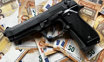 Estorsione in famiglia: ruba la pistola e chiede denaro per restituirla