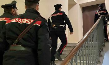 Tiro al bersaglio sui turisti dal balcone: giovane denunciato