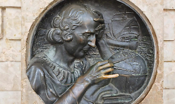 Il mignolo di Colombo porta fortuna: il rito discreto di Piazza Castello