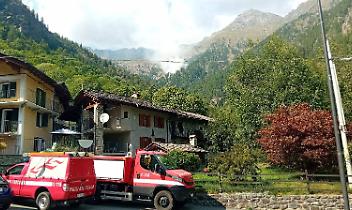 Ronco Canavese sotto assedio del fuoco, la comunità ringrazia i soccorritori
