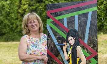 L'artista Laura Antonietti con una sua opera dedicata ad Amy Winehouse