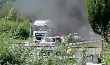 Auto in fiamme a Lauriano davanti alla Luxottica: traffico rallentato