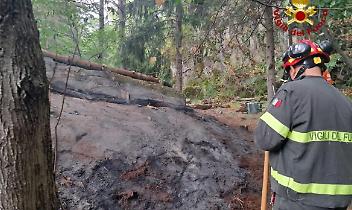 Fiamme a 400 metri dall’abitato: 24 ore di lotta nei boschi di Beura Cardezza