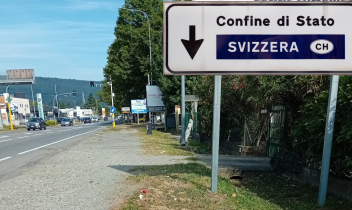 Cartoline da Ivrea. Benvenuti in corso Vercelli, terra di nessuno. "Bollengo è Svizzera!"