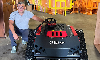 Gassino, il sindaco col tosaerba fa un "upgrade": ora a tagliare il prato sarà un robot