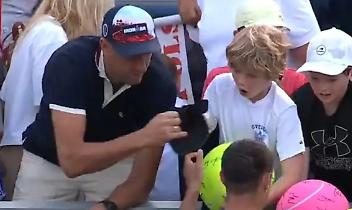 Us Open 2025, adulto ruba il cappello a un bambino e scatena l'indignazione dei social. Ma il tennista rimedia