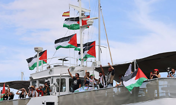 Tempesta e retromarcia a Barcellona, la Global Sumud Flotilla costretta a riprogrammare la rotta