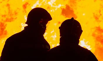 Paura a Moncalieri, Panda prende fuoco in marcia e senza freno a mano si schianta contro un muretto