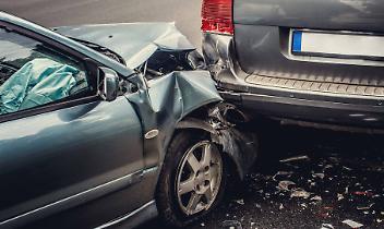 Auto contro bus a Trofarello: un ferito trasportato al CTO dopo l&rsquo;impatto a mezzogiorno