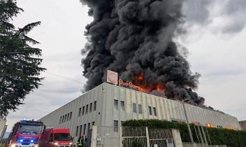 Incendio alla Eurostamp di Pianezza: fumo visibile a distanza
