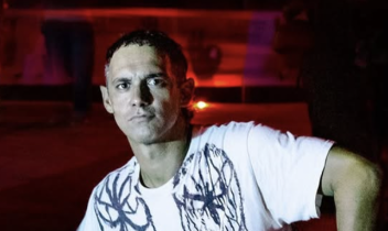 Cosmo davanti ai cancelli della ex GKN: un dj set di lotta per Gaza e per la fabbrica