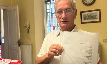 Donato Altieri con l'esposto, nella redazione de La Voce