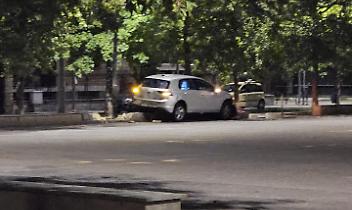 Notte di caos a Collegno, auto distrugge il muretto in piazza Concordia e scatta la caccia al responsabile