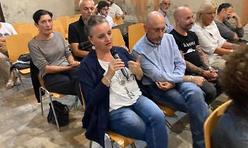 Ivrea cerca idee per il commercio tra bagni pubblici inesistenti, turisti allo sbando e quel mercato della Crocetta che "non piace"
