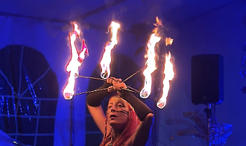 L'artista Altered_Flow durante la sua esibizione