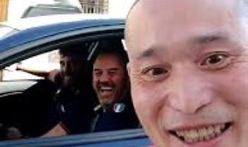 Zhang Keren canta “Due Vite” davanti ai carabinieri: il nuovo video fa impazzire il web