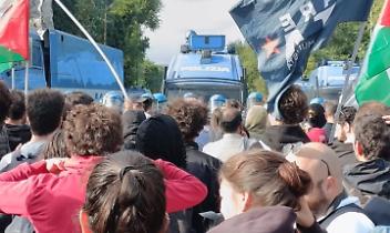 Torino assediata. Bambini in corteo contro il genocidio, manganelli e idranti per fermarli